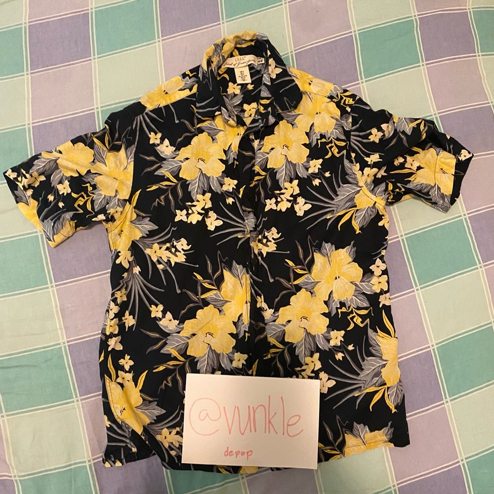 h&m floral / hawaiian short sleeve shirt
size is a men's small